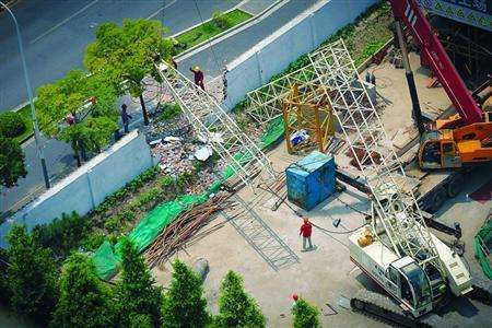 汉中市南郑区圣桦国际城建筑工地发生一起塔吊倒塌事故